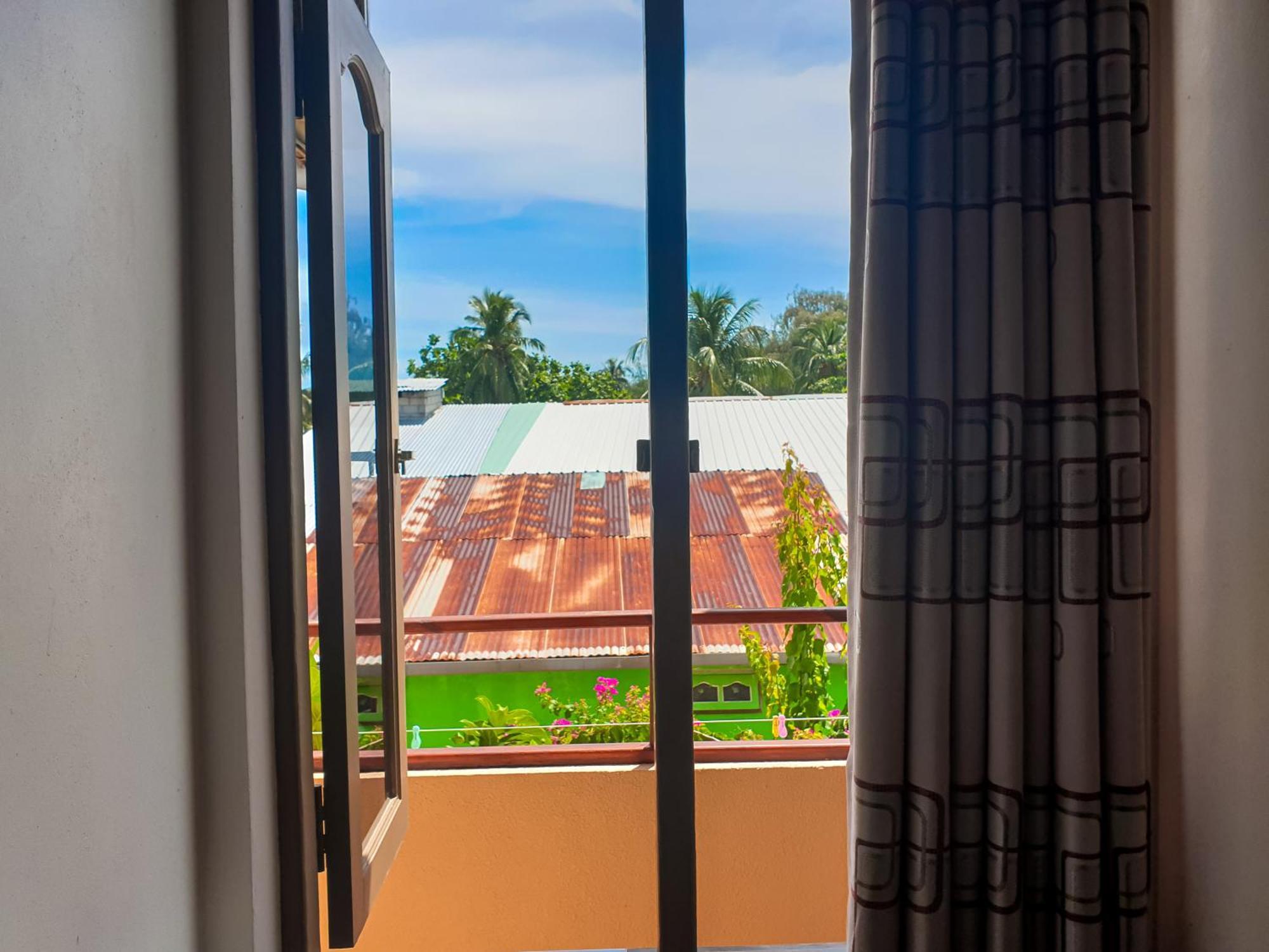 Nemo Inn Omadhoo Exterior photo
