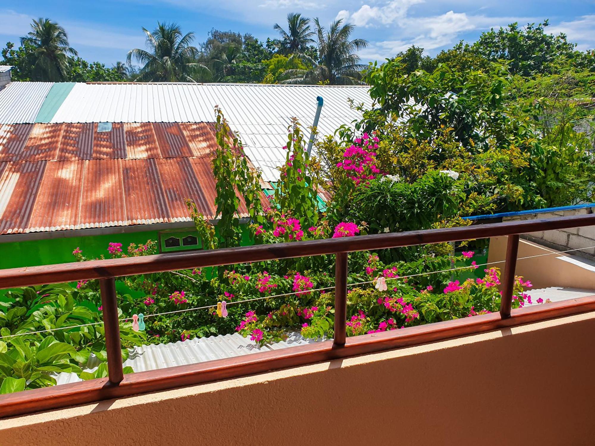 Nemo Inn Omadhoo Exterior photo